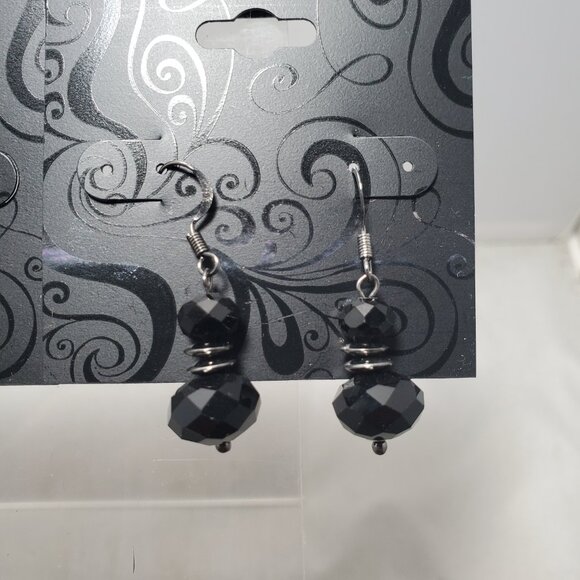 Inter-American set features three pairs of elegant dangle earrings - Picture 4 of 14